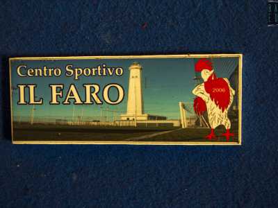 In una bacheca ecco un segno �della vita precedente�: una targhetta con la dicitura Centro Sportivo il Faro e un galletto biancorosso che porta scritto sul petto l�anno 2006